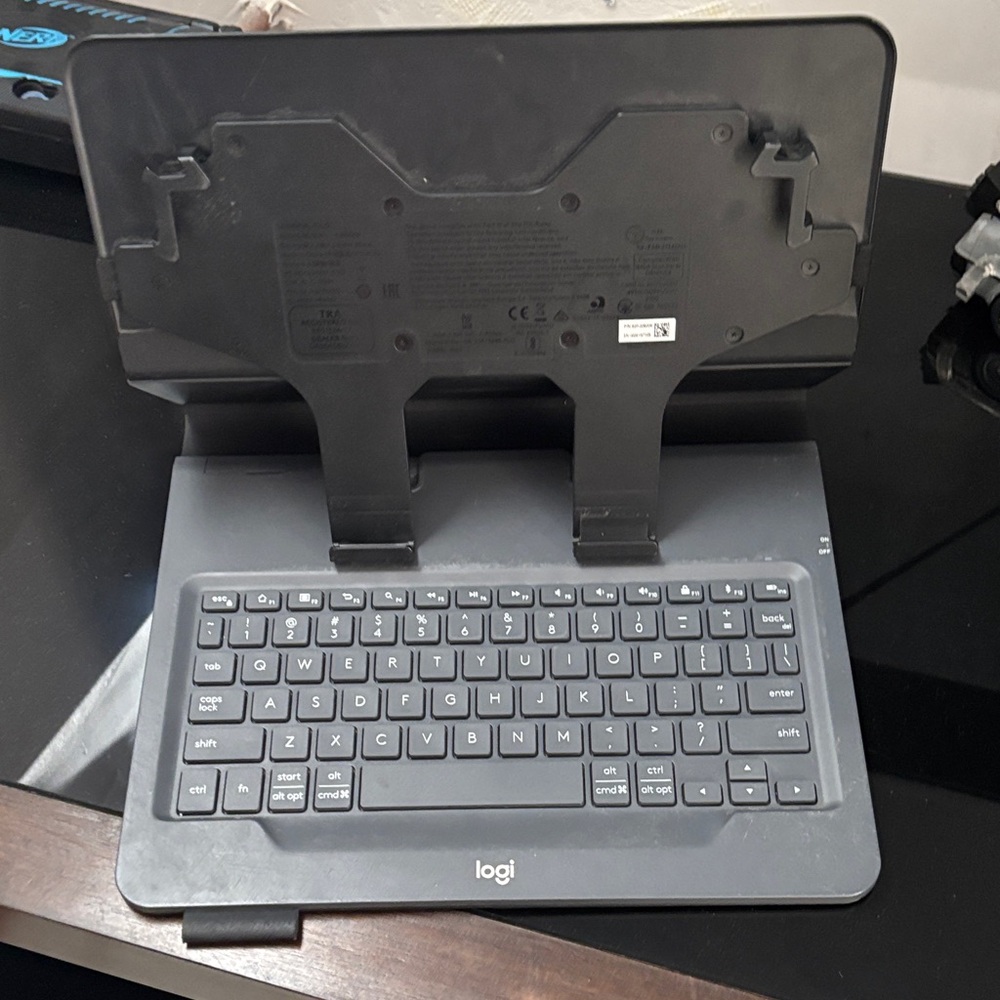 Logitech Universal Folio With Keyboard Case - Picture 11 of 11